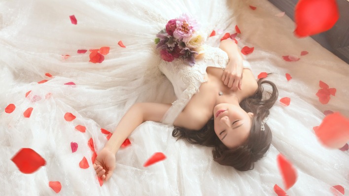 девушка япония азиатка невеста платье лепестки