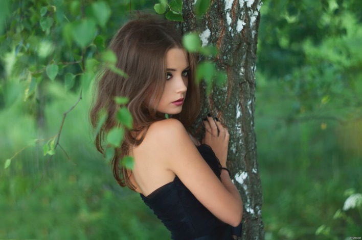 девушка модель шатенка дерево ксения кокорева