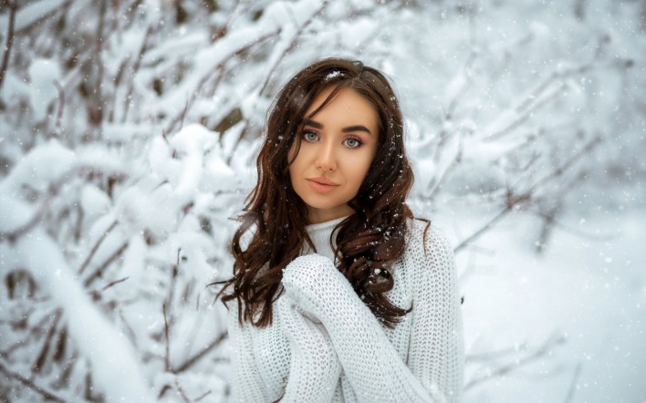 девушка в свитере зима снег