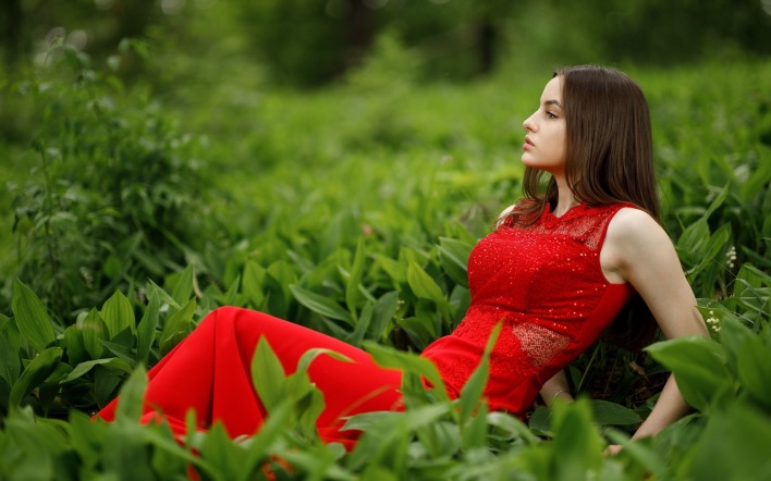 девушка в платье красное в траве