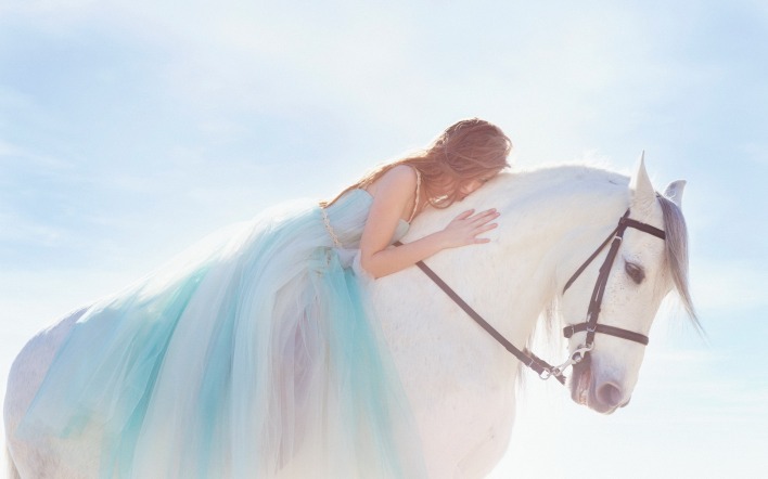 девушка платье лошадь белая