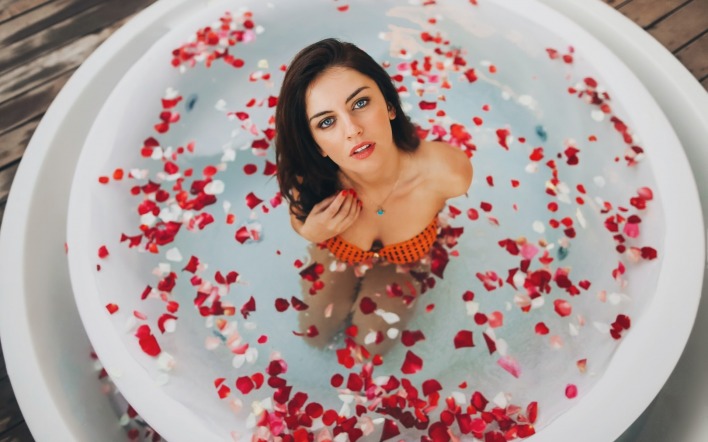 девушка бассейн лепестки розы брюнетка