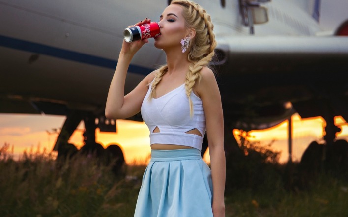 девушка самолет coca-cola