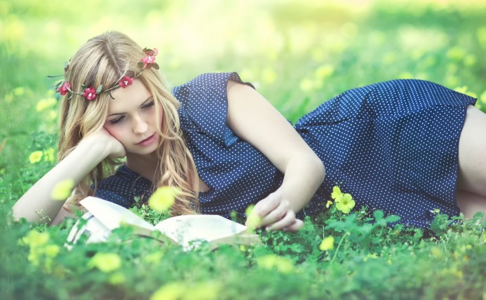 девушка на траве книга платье в горошек