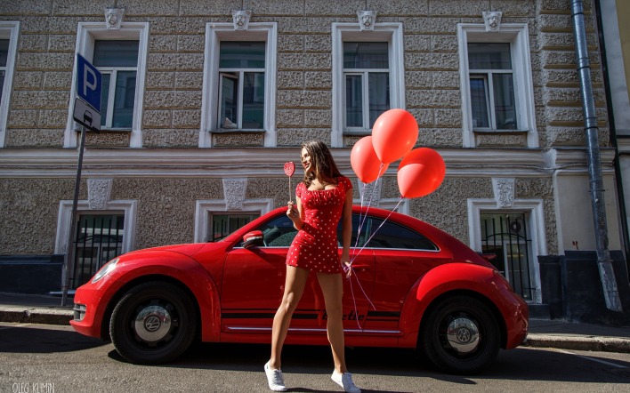 девушка платье в горошек автомобиль шарики