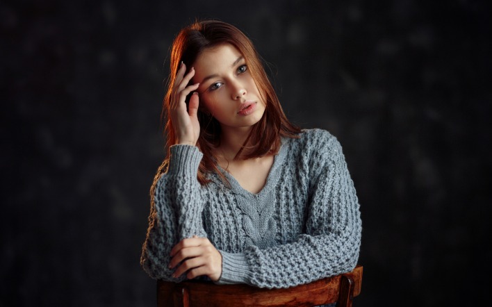 девушка на стуле свитер
