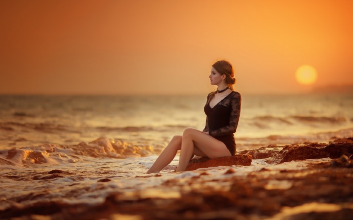 девушка у моря на закате