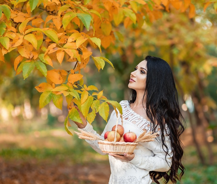 девушка волосы листья яблоки осень