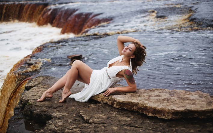 девушка водопад река камни в платье