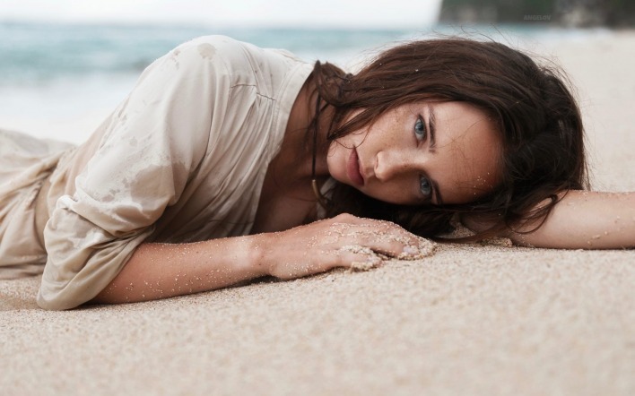 девушка на пляже на песке