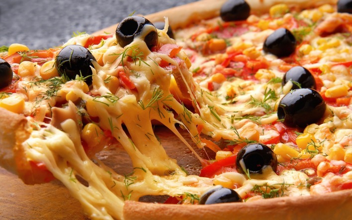 Пицца с сыром и маслинами