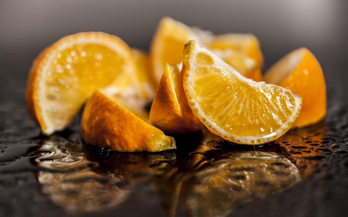 дольки апельсина в воде