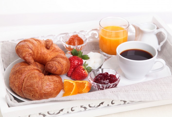 Круасаны кофе сок апельсин клубника молоко завтрак