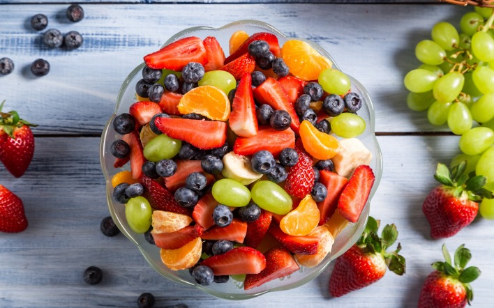 ягоды фрукты тарелка