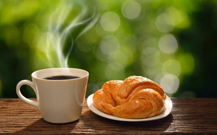 кофе круасан блюдце чашка завтрак блики пар