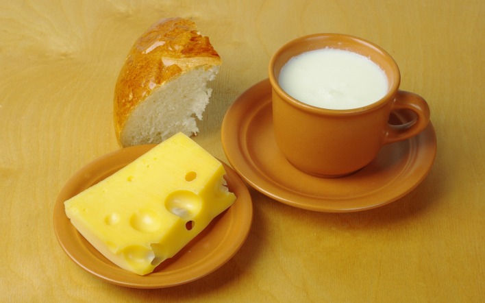 сыр батон молоко кружка блюдце завтрак