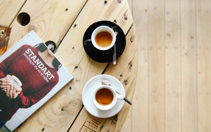 кофе блюдце чашки журнал деревянные доски