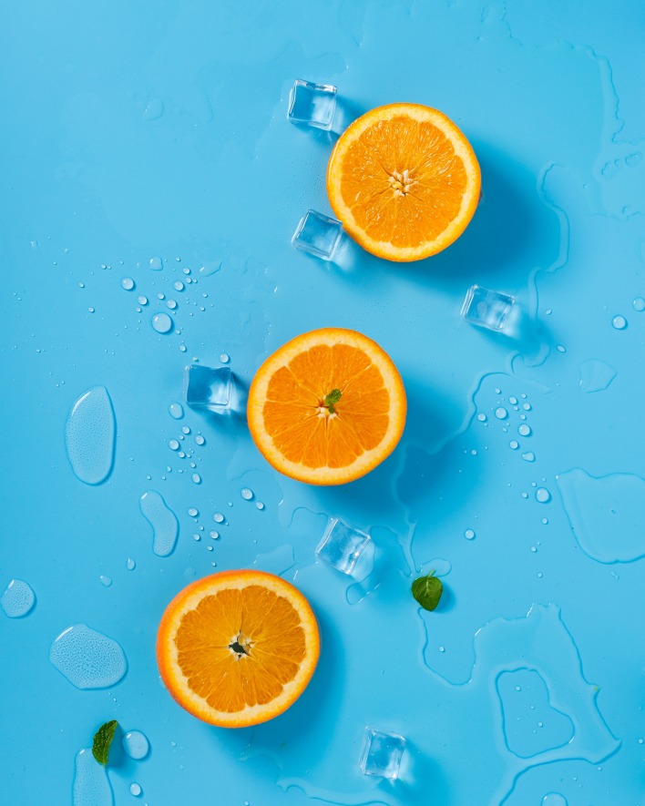апельсин лед капли вода стол синий