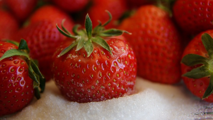 клубника ягоды спелая сахар