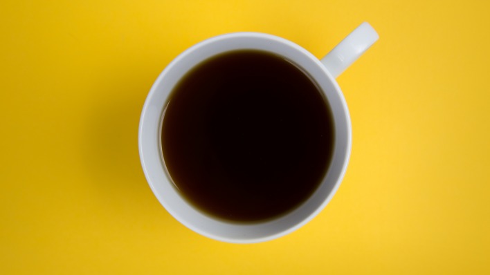 кофе чашка желтый фон flat lay