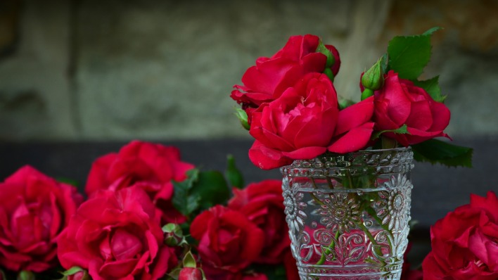 розы цветы стакан