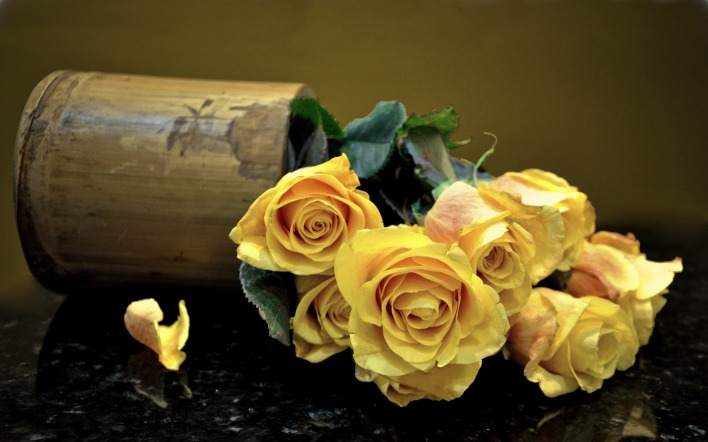 розы,желтые,лепесток,ваза