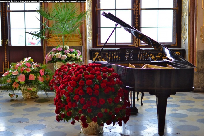 комната,рояль,вазы,цветы
