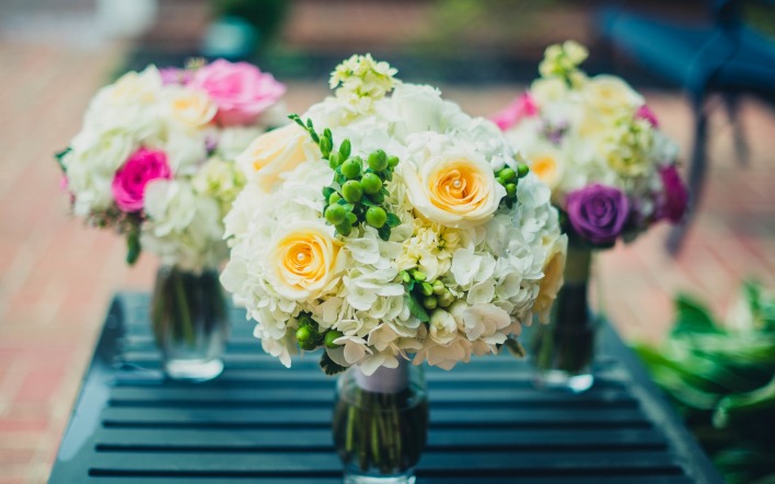 букеты свадебные розы вазы