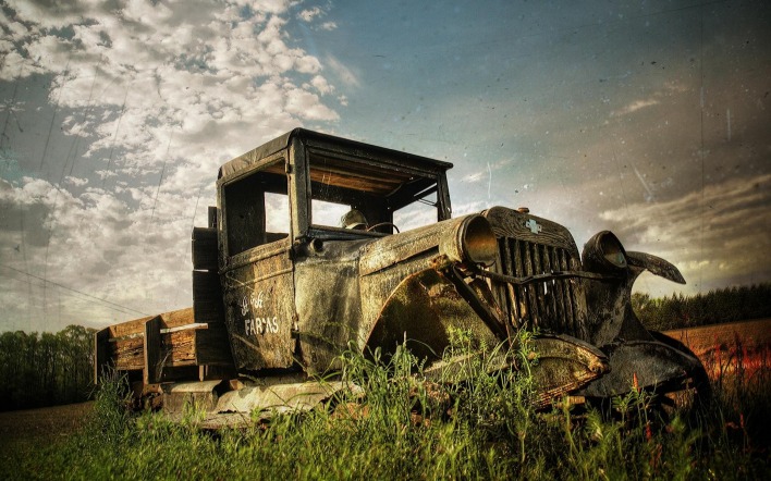 Старый автомобиль в поле