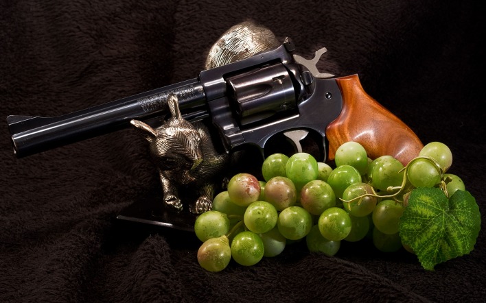 Револьвер с виноградом