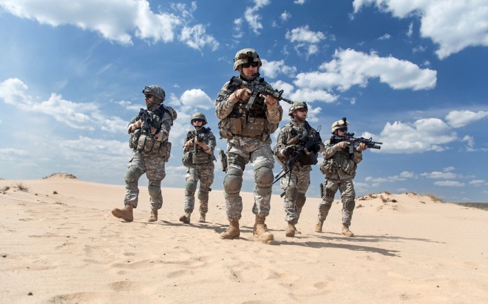 солдаты пустыня военные песок