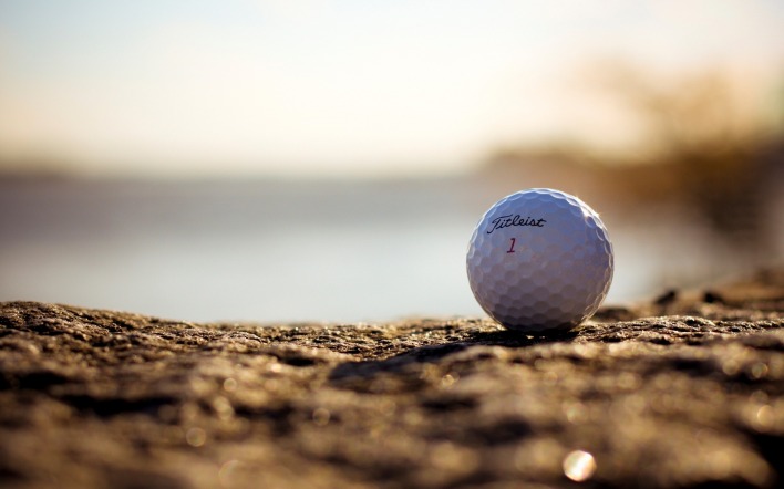 Мяч от гольфа на земле