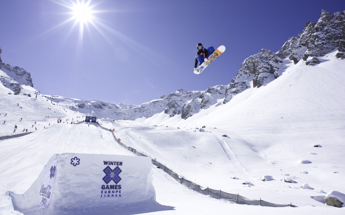 Сноубордист в прыжке