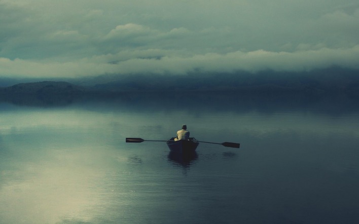 Мужчина в лодке туман