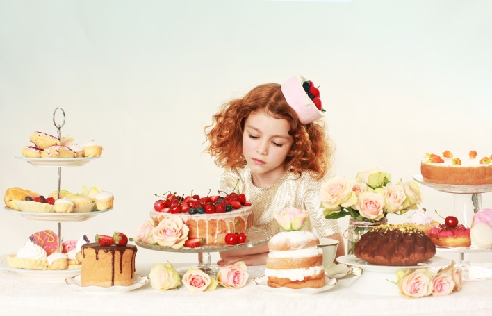 девочка брюнетка еда торты пирожные