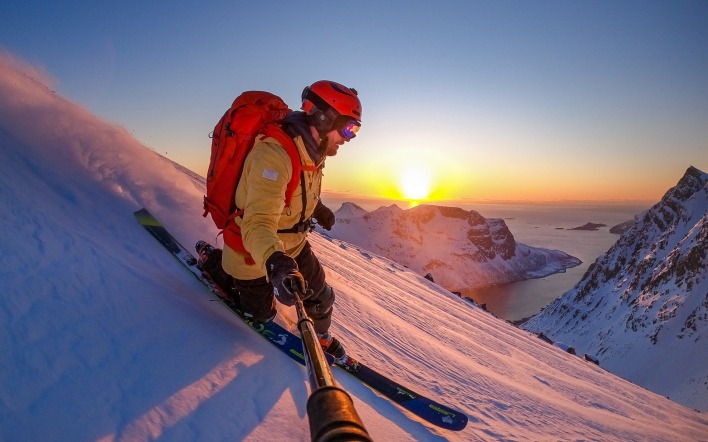 альпинист на закате снег горы