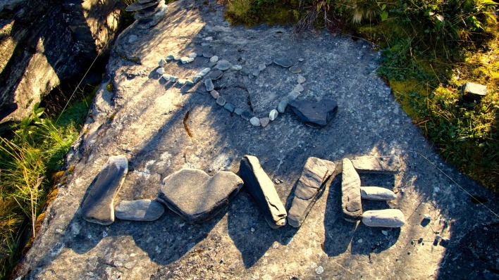 любовь камни надпись