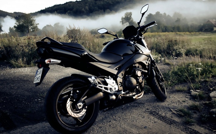 Черный мотоцикл в поле