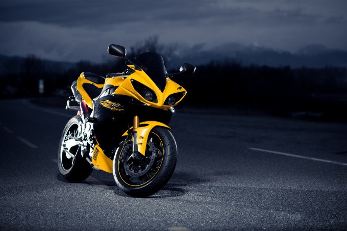 Желтый мотоцикл на ночной дороге