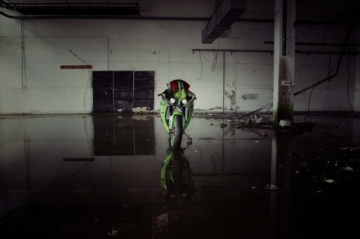 мотоцикл зеленый помещение