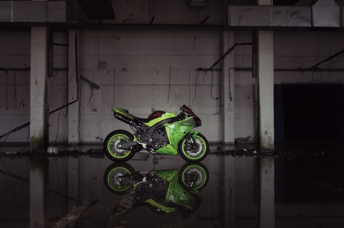 мотоцикл отражение вода строение