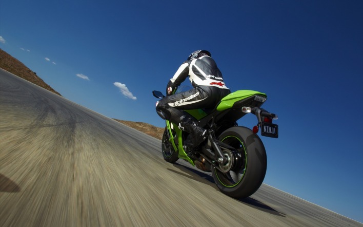 спортивный зеленый мотоциклы
