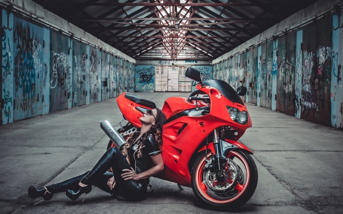 девушка мотоцикл гараж