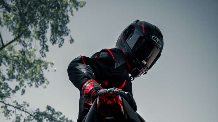 мотоциклист шлем черный