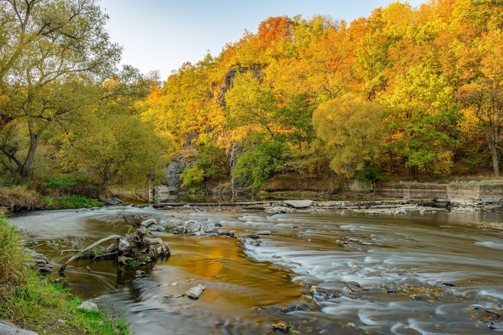 река камни деревья осень