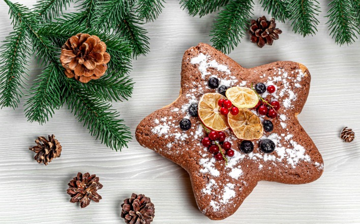 вкусный рождественский кекс в форме звезды с еловой веткой и шишками