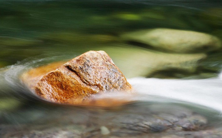 Камень в бурной речке