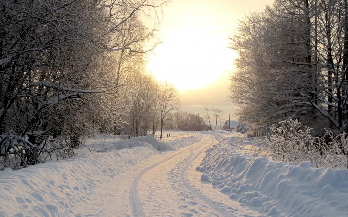 Дорога в снегу в деревню
