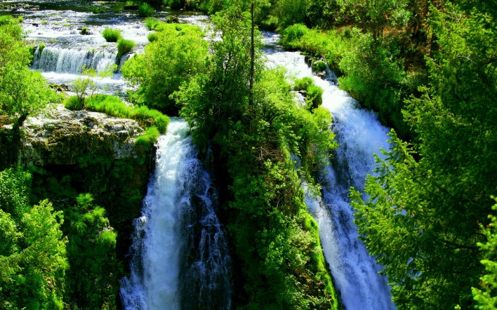 Водопады и зеленый мир