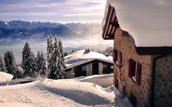 Дома в горах под снегом